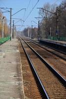 una estación de tren con andenes para esperar trenes foto