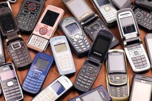 kharkiv, ucrania - 16 de diciembre de 2021 algunos teléfonos móviles antiguos usados del período 90-2000. Reciclaje de productos electrónicos en el mercado. foto