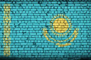 la bandera de kazajstán está pintada en una vieja pared de ladrillos foto