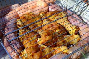 Piernas de pollo marinadas en parrilla de campo de carbón de barbacoa caliente foto