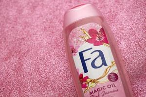 ternopil, ucrania - 2 de septiembre de 2022 botella fa magic oil pink jasmine shampoo sobre fondo brillante foto