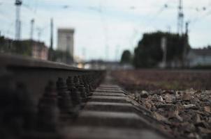 detalles del ferrocarril con fondo borroso foto