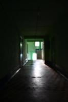 la imagen borrosa del sombrío corredor de un edificio público descuidado. imagen desenfocada de un espacio público en un edificio residencial pobre de gran altura foto