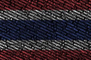 la bandera de tailandia se representa en la pantalla con el código del programa. el concepto de tecnología moderna y desarrollo de sitios foto