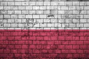 la bandera de polonia está pintada en una pared de ladrillo vieja foto