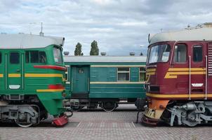 cabinas de trenes eléctricos rusos modernos. vista lateral de las cabezas de los trenes ferroviarios con muchas ruedas y ventanas en forma de ojos de buey foto