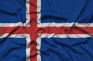 la bandera de islandia está representada en una tela deportiva con muchos pliegues. bandera del equipo deportivo foto