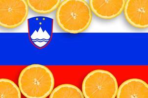 bandera de eslovenia en marco horizontal de rodajas de cítricos foto