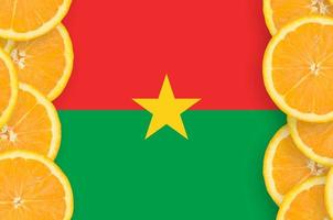 bandera de burkina faso en marco vertical de rodajas de cítricos foto