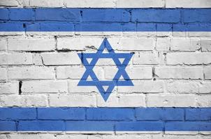 la bandera de israel está pintada en una vieja pared de ladrillos foto