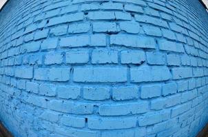 gran pared de ladrillo, pintada de azul. foto de ojo de pez con distorsión pronunciada