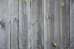 la textura de una antigua valla de madera rústica hecha de tablas procesadas planas foto