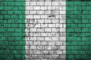 la bandera de nigeria está pintada en una vieja pared de ladrillos foto