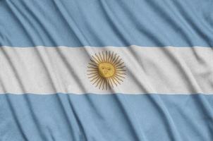 La bandera argentina está representada en una tela deportiva con muchos pliegues. bandera del equipo deportivo foto