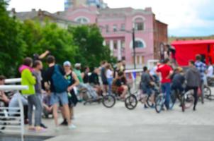 imagen desenfocada de mucha gente con bicicletas bmx. encuentro de aficionados a los deportes extremos foto