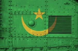 bandera de mauritania representada en la parte lateral del primer plano del tanque blindado militar. antecedentes conceptuales de las fuerzas armadas foto