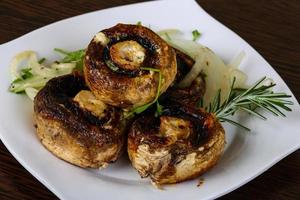 vista del plato de champiñones al horno foto