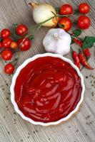 salsa de tomate en madera foto