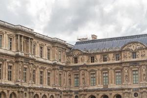 París, Francia, 2022 - vista del edificio del louvre foto