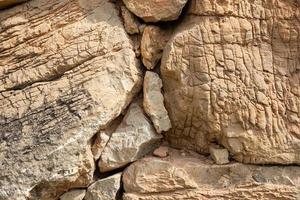 textura de piedras antiguas con grietas y protuberancias foto