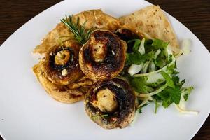 vista del plato de champiñones al horno foto