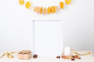 decoración natural de navidad sin desperdicio con marco blanco simulado en la mesa. cerrar, copiar espacio foto