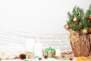 decoración natural de navidad sin desperdicio con romero como árbol de navidad alternativo sobre fondo blanco. cerrar, copiar espacio foto