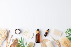 cero residuos, estilo de vida sostenible y ecológico. conjunto de productos de limpieza naturales ecológicos sobre fondo blanco. endecha plana, espacio de copia foto