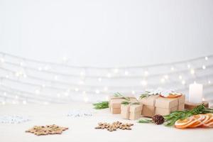 regalos de embalaje ecológicos en papel artesanal sobre mesa de madera. concepto de vacaciones de navidad sin desperdicio. cerrar, copiar espacio foto