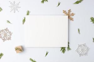 decoración natural de navidad sin desperdicio con marco blanco simulado sobre fondo blanco. endecha plana, espacio de copia foto