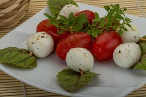 vista del plato de ensalada caprese foto