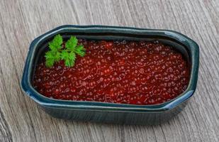vista del plato de caviar rojo foto