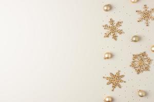 fondo mínimo beige navideño con copos de nieve. endecha plana, espacio de copia foto