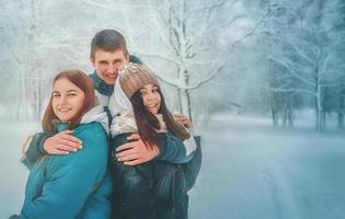 dos hermosas chicas jóvenes y un chico joven juntos foto