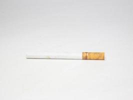 el filtro de cigarrillos aislado en un fondo blanco foto