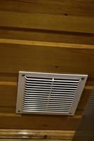 ventilación de malla plástica en el techo de madera de la casa. ventilación en la casa. foto