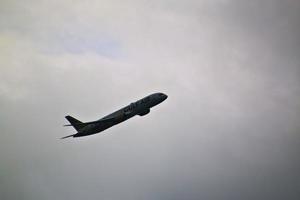 Manchester en el Reino Unido en octubre de 2022. una vista de un avión despegando del aeropuerto de Manchester foto