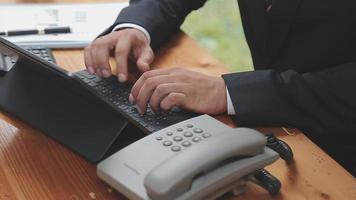 homme d'affaires travaillant avec un téléphone intelligent et un ordinateur portable et une tablette numérique au bureau avec des supports de marketing numérique dans une icône virtuelle video