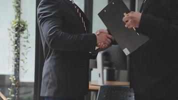 homme d'affaires travaillant avec un téléphone intelligent et un ordinateur portable et une tablette numérique au bureau avec des supports de marketing numérique dans une icône virtuelle video