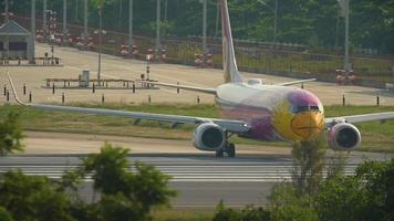 phuket, tailandia 28 de noviembre de 2016 - nok air boeing 737 hs dbs rodando antes de la salida del aeropuerto de phuket. video
