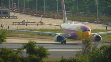 phuket, thailand 28. november 2016 - nok air boeing 737 hs dbs rollt vor abflug vom flughafen phuket. video