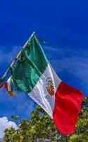 bandera roja blanca verde mexicana en playa del carmen mexico. foto