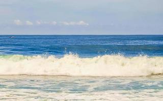 enormes olas de surfistas en la playa puerto escondido méxico. foto