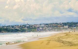 playa con hermosas olas enormes para surfistas puerto escondido mexico. foto