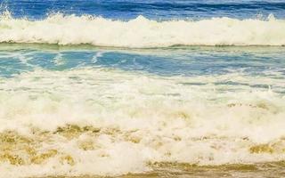 enormes olas de surfistas en la playa puerto escondido méxico. foto