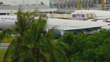 phuket, thailand 2. dezember 2016 - aeroflot boeing 777 vq bqd namens a.chekhov nähert sich und landet auf dem flughafen phuket. Blick von der obersten Etage des Hotels video