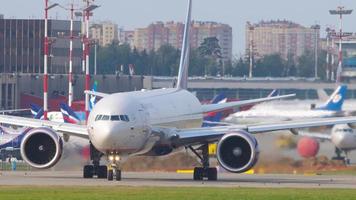 moscú, federación rusa 12 de septiembre de 2020 - boeing 777 de aeroflot airlines taxis en la pista del aeropuerto internacional de sheremetyevo video