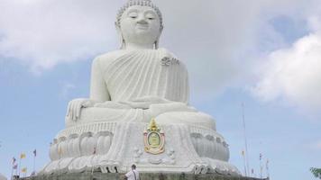 Phuket, Tailandia 22 de noviembre de 2017 - gran monumento de Buda en la isla de Phuket en Tailandia video