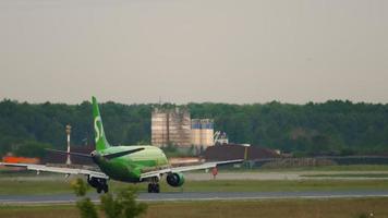novosibirsk, federación rusa 10 de junio de 2020 - s7 airlines embraer e170 vq byb frenado después de aterrizar en el aeropuerto de tolmachevo, novosibirsk video