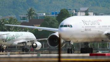 phuket, tailandia, 2 de diciembre de 2018 - nordwind airlines boeing 777 vp bjh remolque antes de la salida, aeropuerto internacional de phuket video